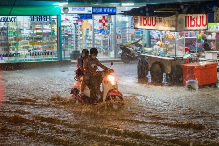 タイ　バンコク　雨季