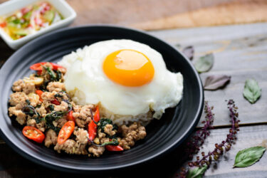 タイ発祥料理「ガパオライス（กะเพรา）」とは？意味や食べ方を紹介