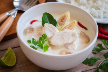 タイ料理「トムカーガイ（ต้มข่าไก่）」とは？意味と種類と本場の食べ方