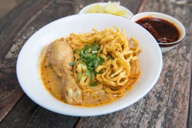 タイ料理「カオソーイ（ข้าวซอย）」とは？タイ語での意味や食べ方を紹介